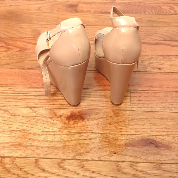 Steve Madden Xtrime Fawn Patent wedged heels with Gold tip - Picture 2 of 4